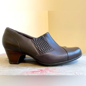 Clarks dark brown leather Sugar Maple booties/pumps, size 8